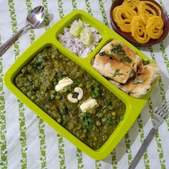 A picture of Green bhaji Pav.