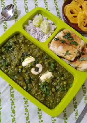 A picture of Green bhaji Pav.