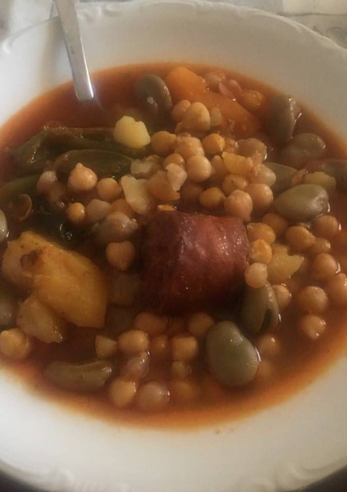 Una foto de Garbanzos con habas y chorizo