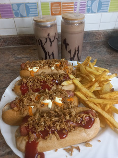 Una foto de Hot dogs con patatas fritas