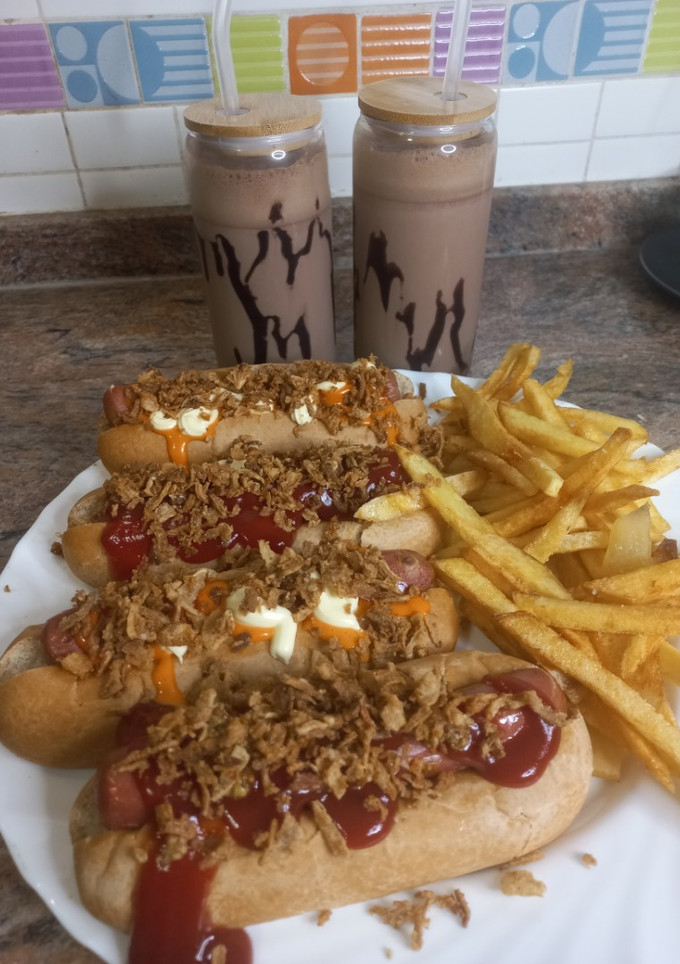 Una foto de Hot dogs con patatas fritas