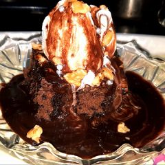A picture of Eggless Brownie with chocolate syrup.