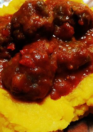 Una foto de Albóndigas en salsa con puré mixto