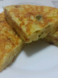 Una foto de Tortilla de patata, cebolla y pimiento