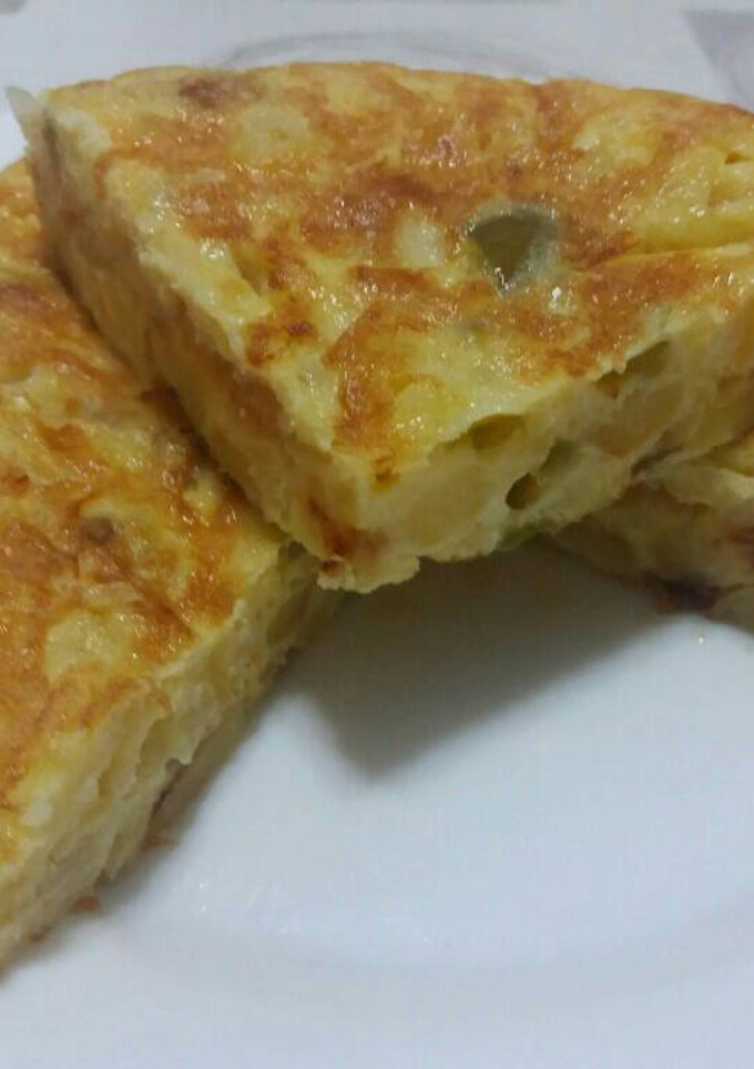 Una foto de Tortilla de patata, cebolla y pimiento