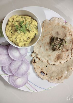 पीठला भाखरी (pithla bhakri recipe in Hindi) रेसिपी मुख्य फोटो