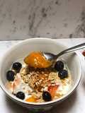 Bowl de yogurt de vainilla con durazno, fresas, arándanos, granola de coco 🥥 y mermelada de maracuyá