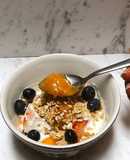 Bowl de yogurt de vainilla con durazno, fresas, arándanos, granola de coco 🥥 y mermelada de maracuyá