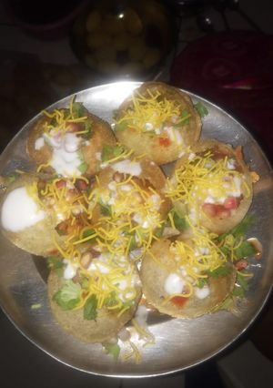 દહીં પૂરી(dahi puri recipe in gujarati) રેસીપી મુખ્ય ફોટો