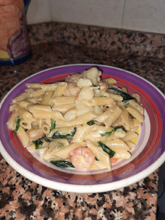 Una foto de Macarrones de pescado y espinacas