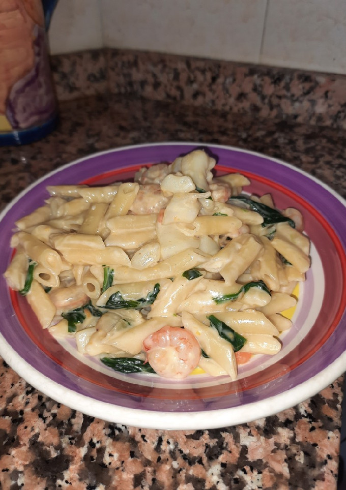 Una foto de Macarrones de pescado y espinacas