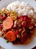 Salteado de pulpa de cerdo y vegetales
