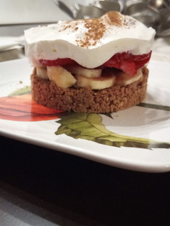 Una foto de Pastelito de Fresas y Plátano con Nata