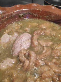 Una foto de Puerco frito con chicharrón en salsa verde