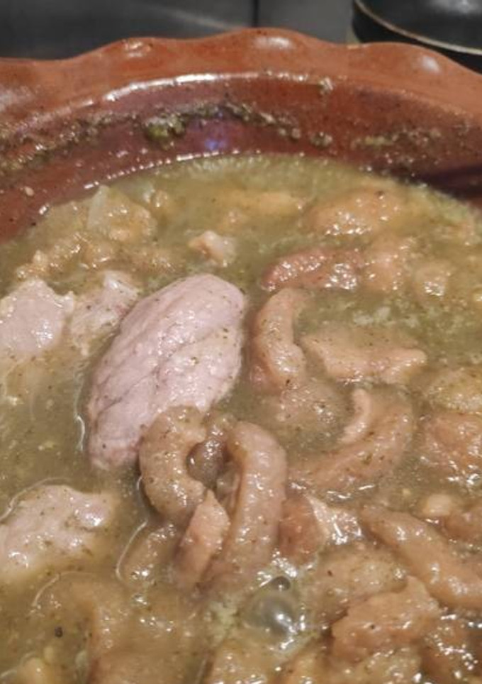 Una foto de Puerco frito con chicharrón en salsa verde