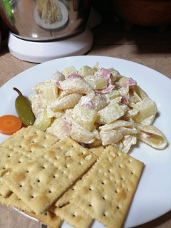 Una foto de Ensalada de sopa de conchitas grande
