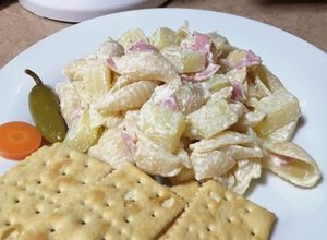 Una foto de Ensalada de sopa de conchitas grande