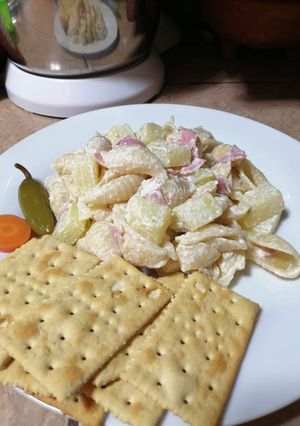 Una foto de Ensalada de sopa de conchitas grande