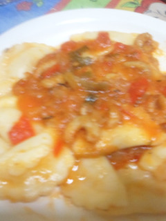 Una foto de Torteletis con salsa de camarones