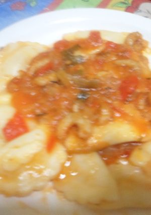 Una foto de Torteletis con salsa de camarones