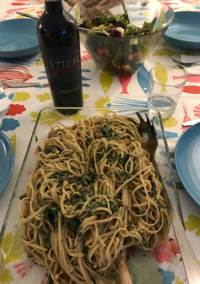 Una foto de Linguini integral con crema de espinaca, nata, queso y nueces