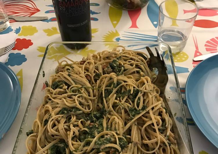 Linguini integral con crema de espinaca, nata, queso y nueces