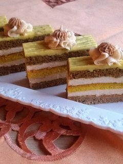 Fahéjas-citromos szelet vörösboros krémmel recept fotója