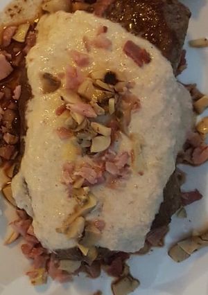 Una foto de Carne roja en salsa de tocino y champiñones al estilo Cato