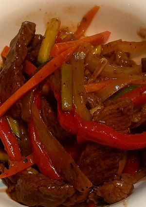 A picture of Pepper steak and vegetable stir fry.