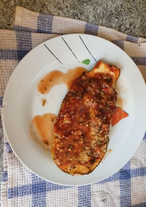 Una foto de Calabacine relleno de jurel.