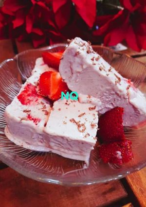 A picture of Strawberry Ice cream.