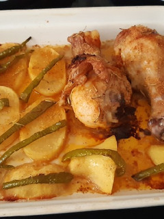 Una foto de Muslos de pollo al horno con patata y pimiento