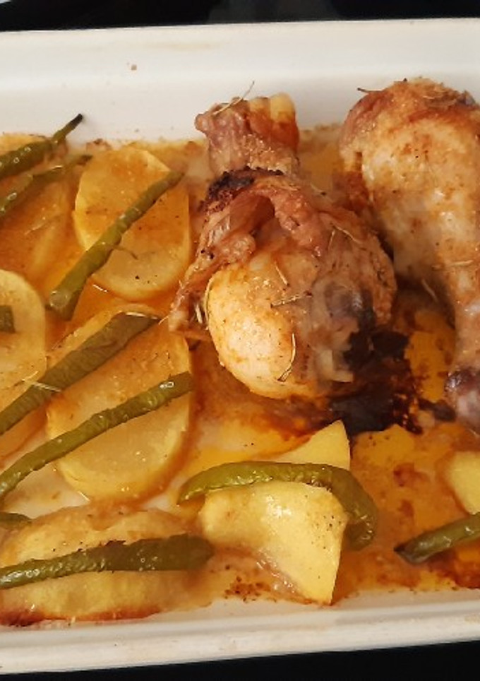 Una foto de Muslos de pollo al horno con patata y pimiento