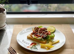 Hình của món Sandwich giăm bông kèm trứng ốp.