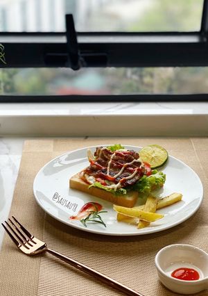Hình của món Sandwich giăm bông kèm trứng ốp.