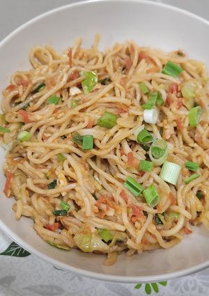 વેજ નુડલ્સ (Veg Noodles Recipe In Gujarati) રેસીપી મુખ્ય ફોટો