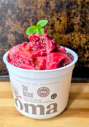 Una foto de Frutillas maceradas con glicina sobre skyr de producción nacional 🇦🇷 🍓 con toque de sal Maldon 🧂