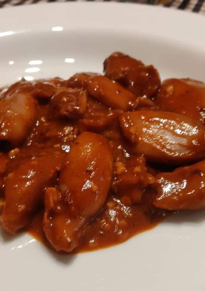 Una foto de Calamars amb salsa americana i ametlles