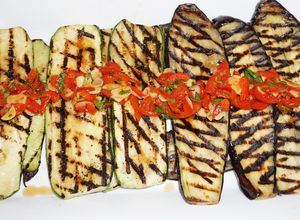 Una foto de Zapallo italiano y berenjena a la plancha