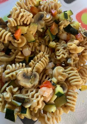 Una foto de Pasta integral con gambas