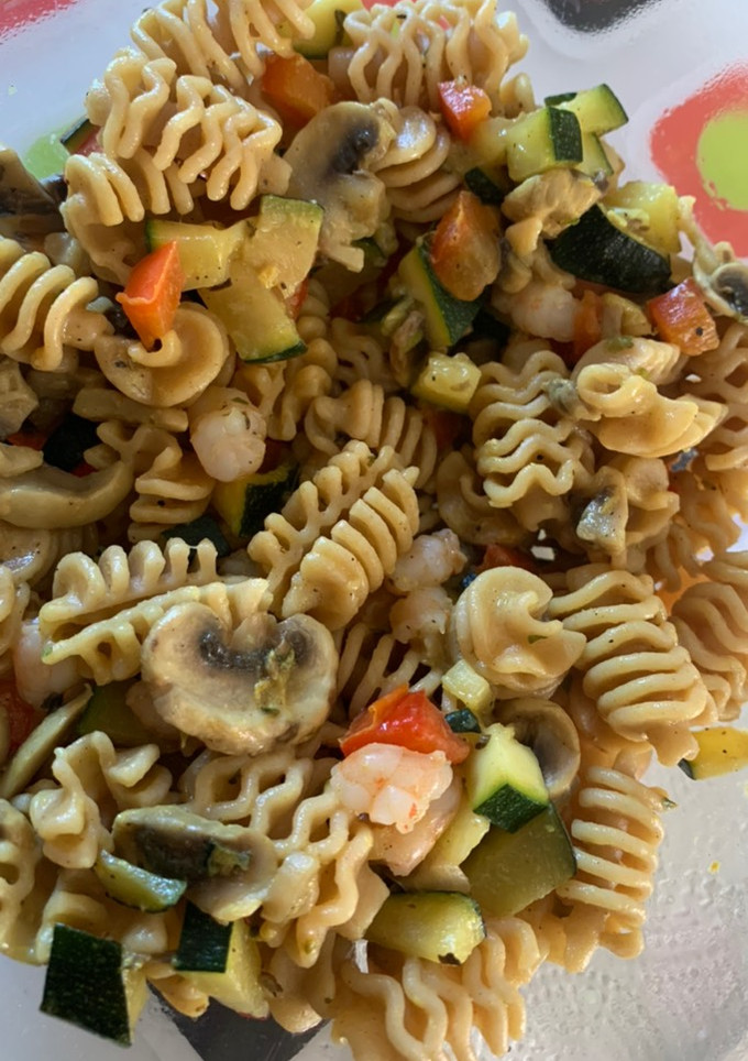 Una foto de Pasta integral con gambas