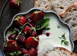 Zdjęcie przepisu Ziołowy mus z fety z truskawkami balsamico.