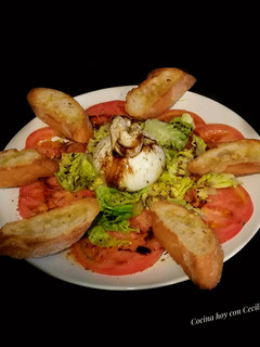 Una foto de Ensalada con burrata y tostas de pan de ajo