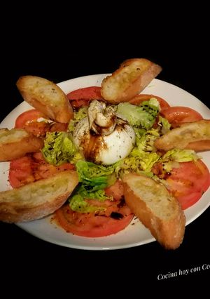 Foto principal de Ensalada con burrata y tostas de pan de ajo
