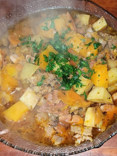 Una foto de 🥘 Guiso criollo con sobras de asado y papas al horno – versión invierno bien argentino❄️