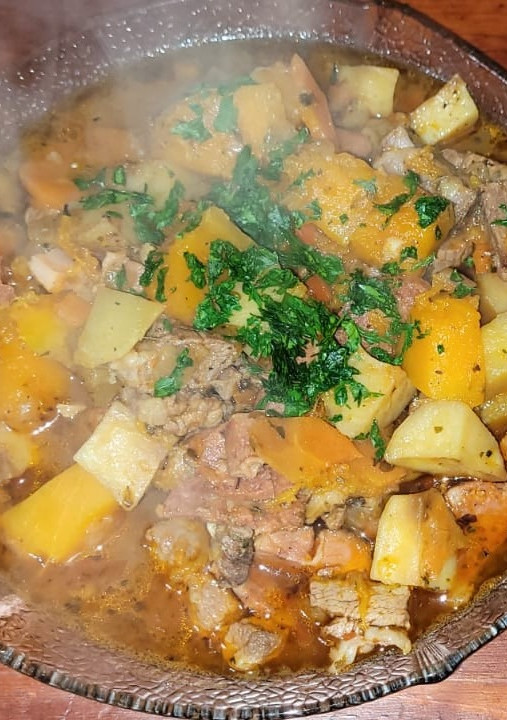 Una foto de 🥘 Guiso criollo con sobras de asado y papas al horno – versión invierno bien argentino❄️