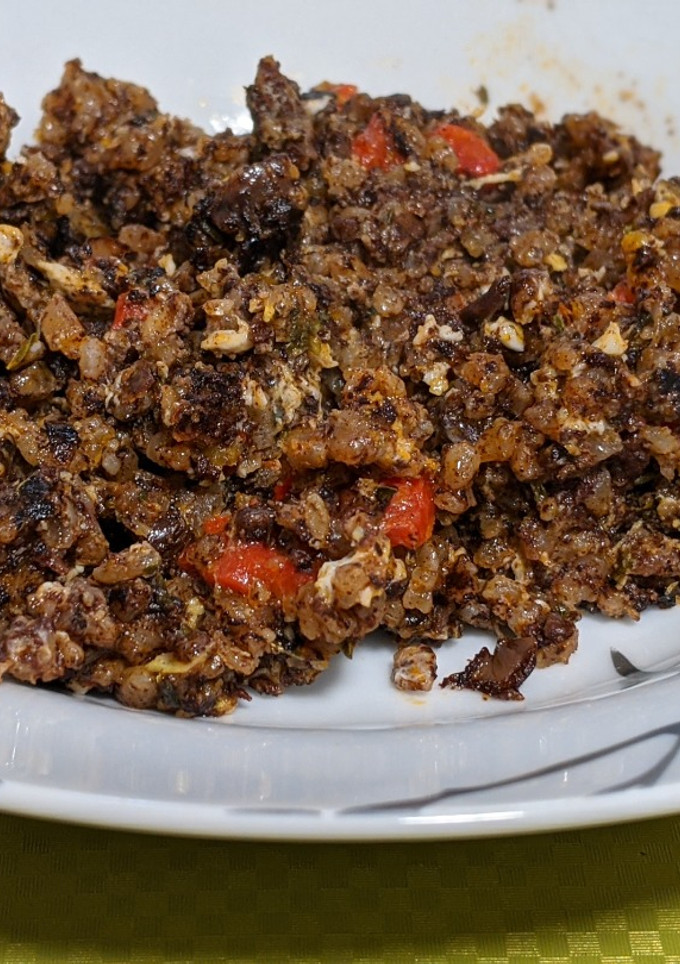 Una foto de Revuelto de morcilla con piquillo