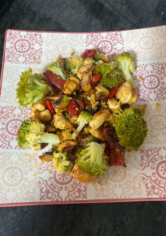 Una foto de Salteado de pollo y verduras