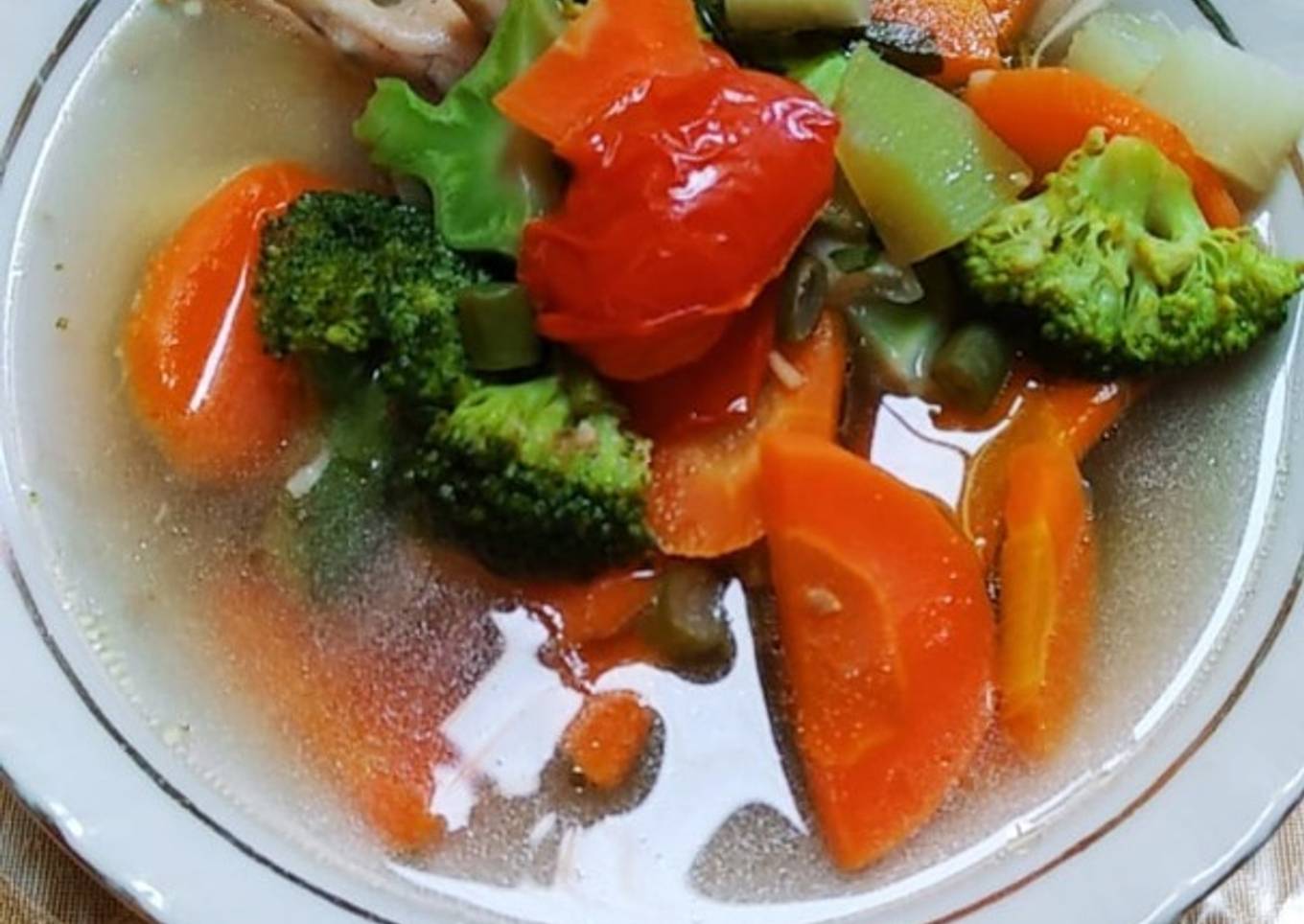 Sup kaki ayam dengan sayuran