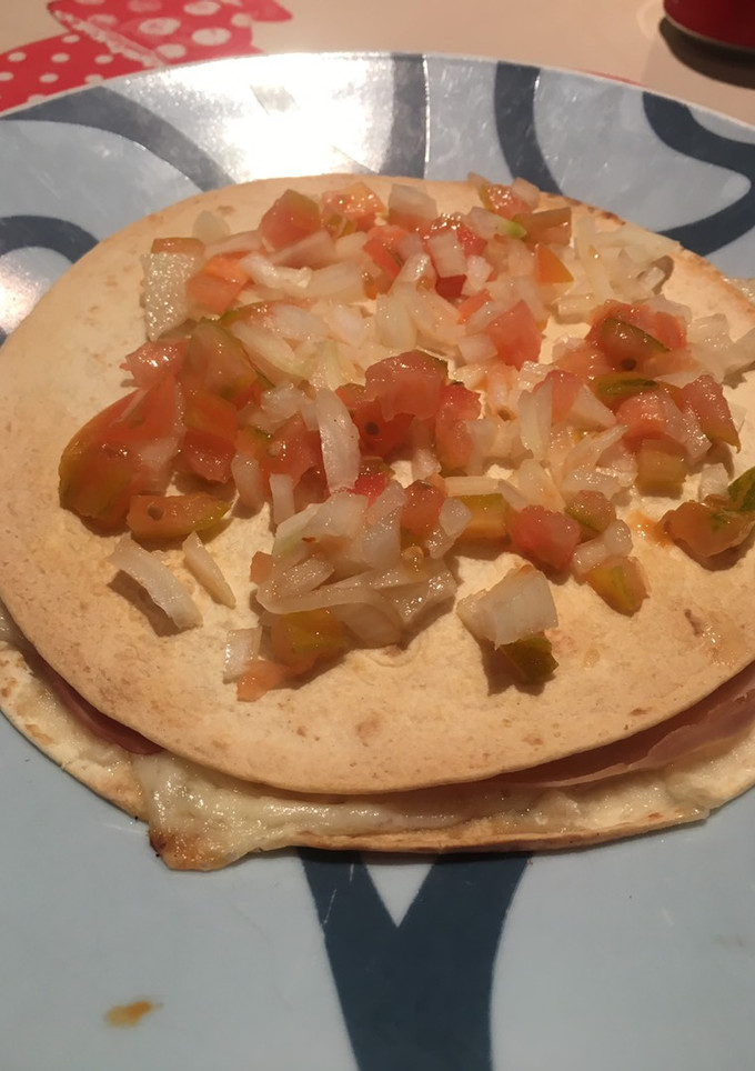 Una foto de Quesadilla de jamón y Queso con tomate y cebolla